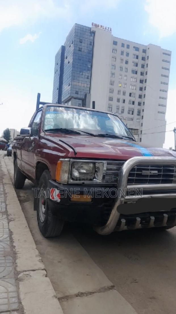 Toyota Hilux 1985 Red