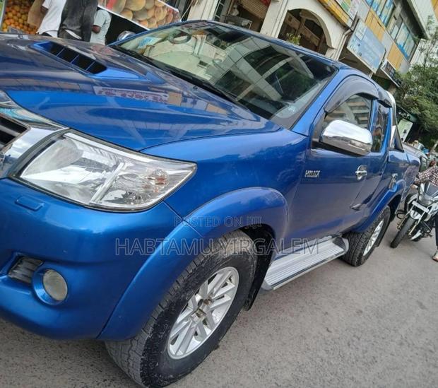 Toyota Hilux 2012 Blue