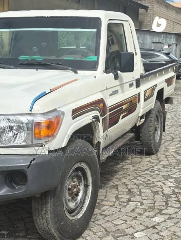 Toyota Land Cruiser 2012 White