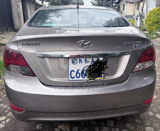 Hyundai Accent SE 2011 Gold