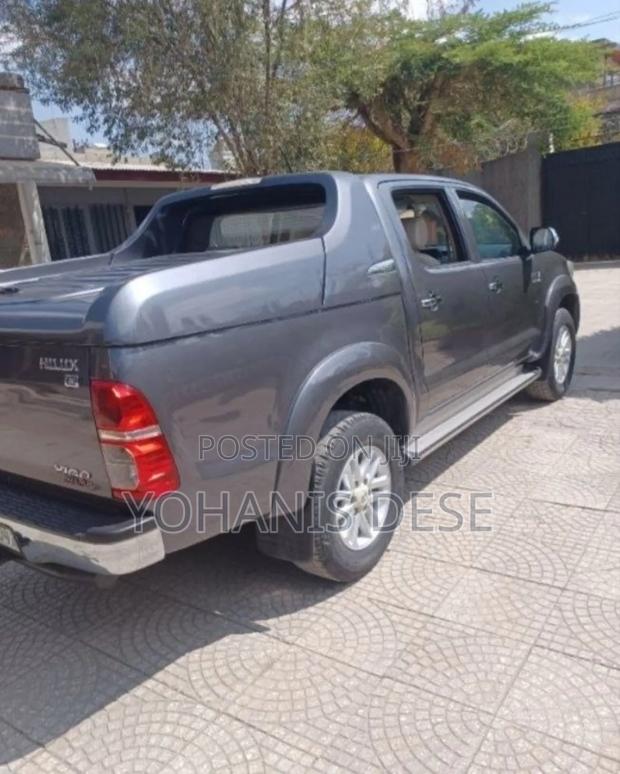 Toyota Hilux 2014 Black