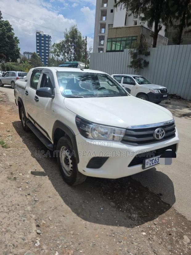 Toyota Hilux 2022 White