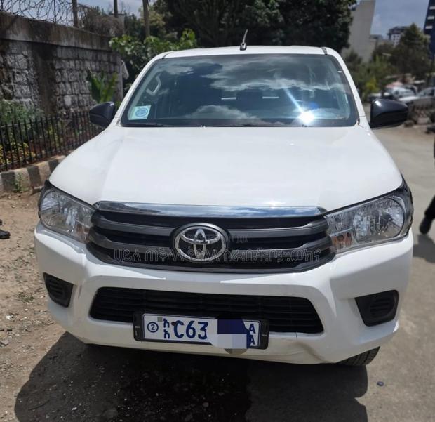 Toyota Hilux 2022 White