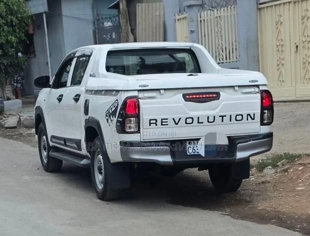 Toyota Hilux 2022 White
