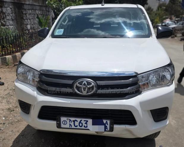 Toyota Hilux 2022 White