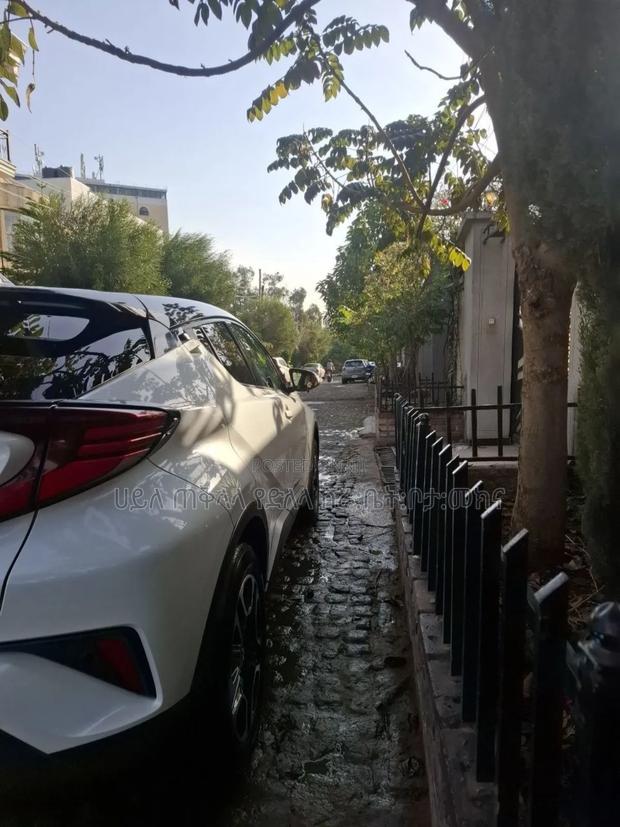 Toyota C-HR LE 2021 Ivory