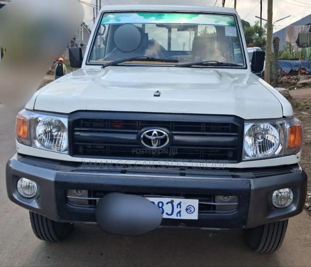 Toyota Land Cruiser 2010 White