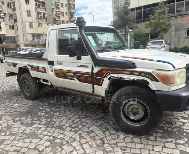 Toyota Land Cruiser 2012 White