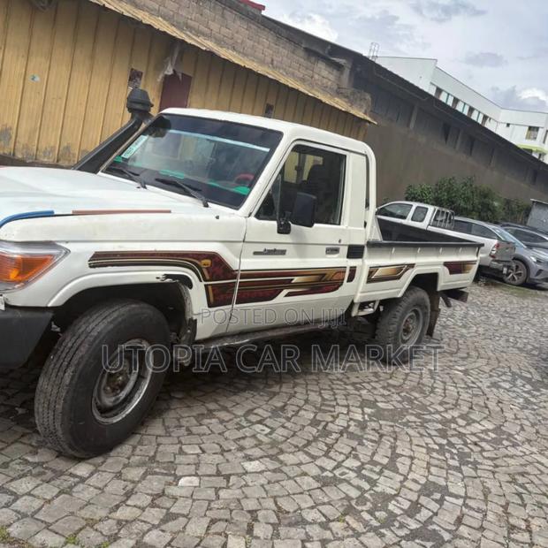 Toyota Land Cruiser 2012 White