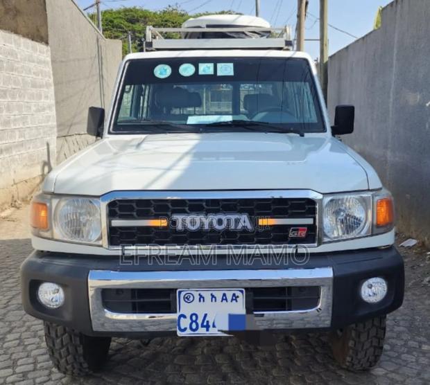 Toyota Land Cruiser 2014 White