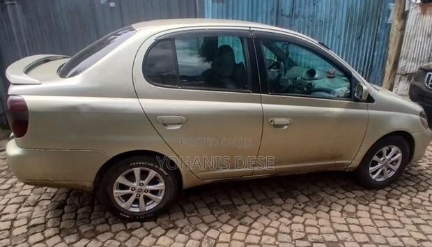 Toyota Platz 2001 Gold