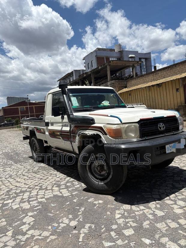 Toyota Land Cruiser 2012 White
