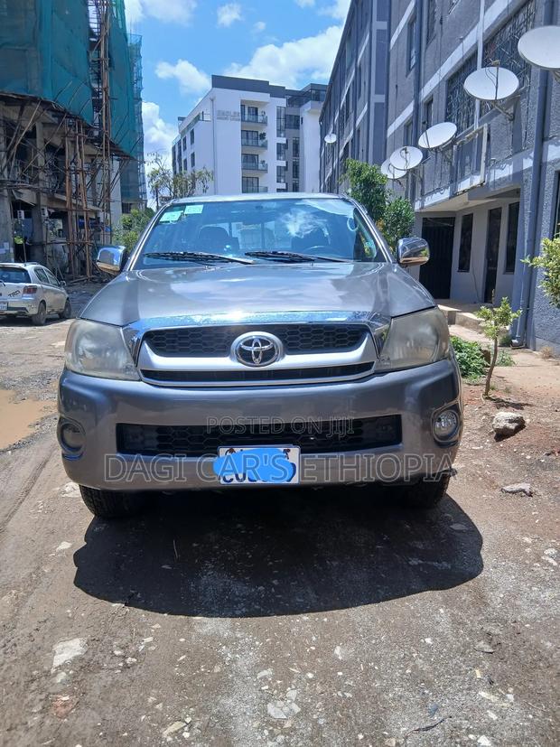 Toyota Hilux 2010 Gray