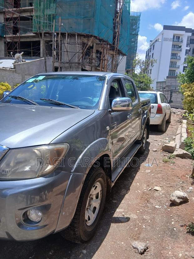 Toyota Hilux 2010 Gray