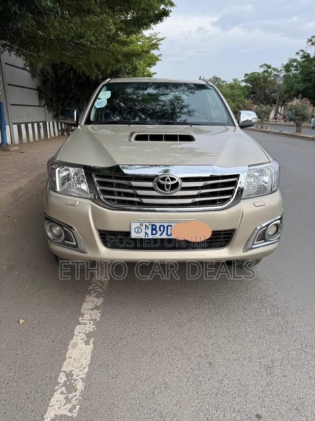 Toyota Hilux 2014 Gold