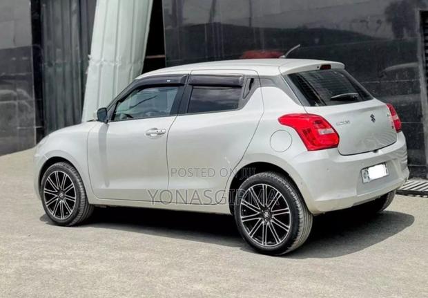 Suzuki Swift 2021 Silver