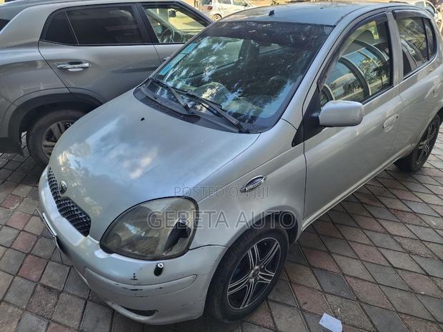 Toyota Vitz 2002 Silver