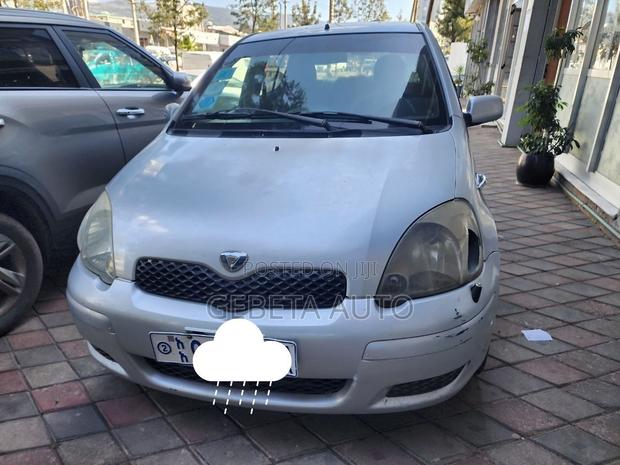 Toyota Vitz 2002 Silver