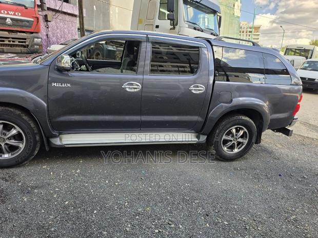 Toyota Hilux 2014 Gray