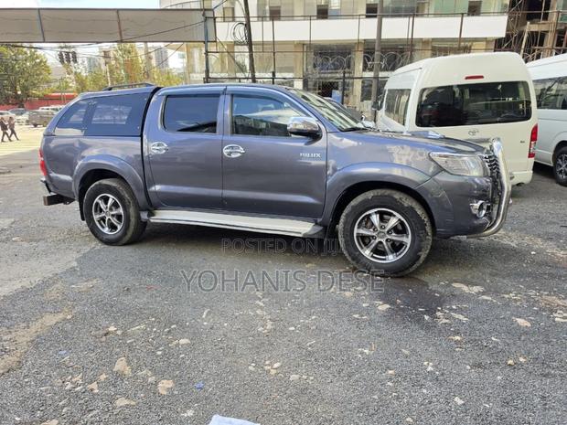 Toyota Hilux 2014 Gray