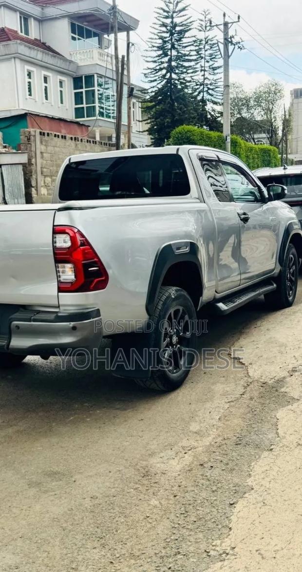 Toyota Hilux 2021 Silver