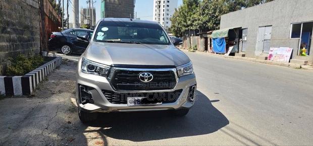 Toyota Hilux 2020 Gold