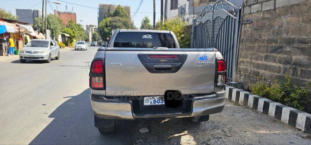 Toyota Hilux 2020 Gold