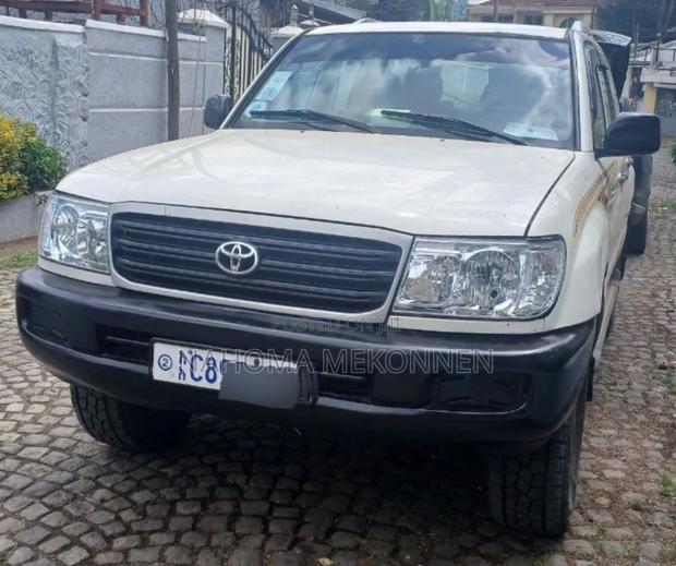 Toyota Land Cruiser 2004 White
