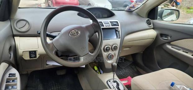 Toyota Yaris Base Sedan 4dr 2011 White