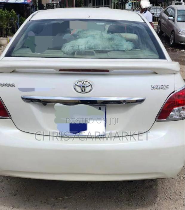 Toyota Yaris Base Sedan 4dr 2011 White