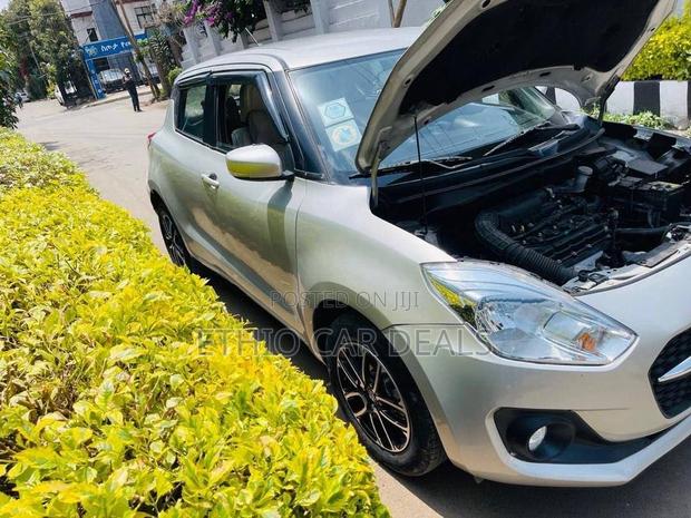 Suzuki Swift 2022 Silver