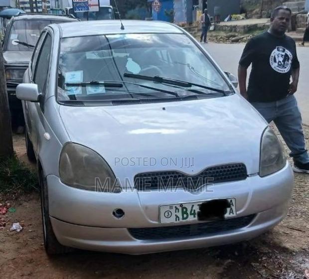 Toyota Vitz 2001 Silver