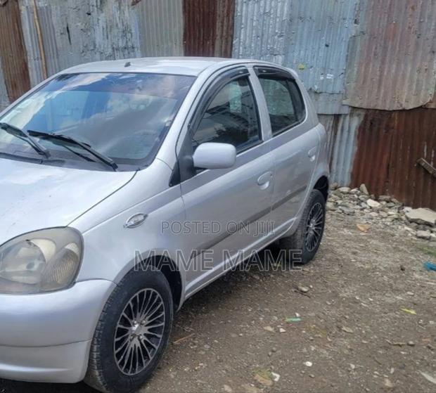 Toyota Vitz 2000 Silver