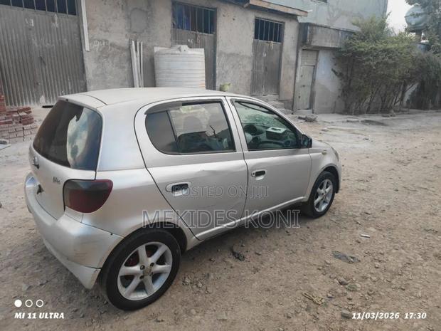 Toyota Vitz 2004 Silver