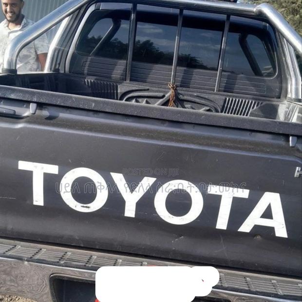 Toyota Hilux 2010 Maroon