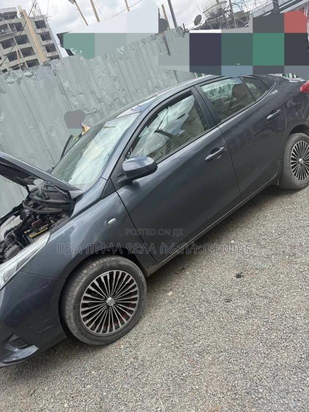 Toyota Yaris 2021 Gray