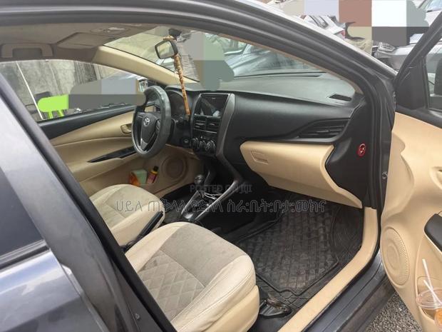 Toyota Yaris 2021 Gray