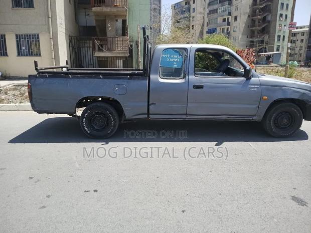 Toyota Hilux 2000 Gray
