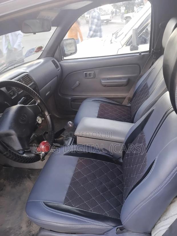 Toyota Hilux 2000 Gray