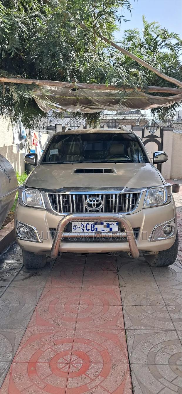 Toyota Hilux 3.0 D-4D 4x4 2015 Ivory