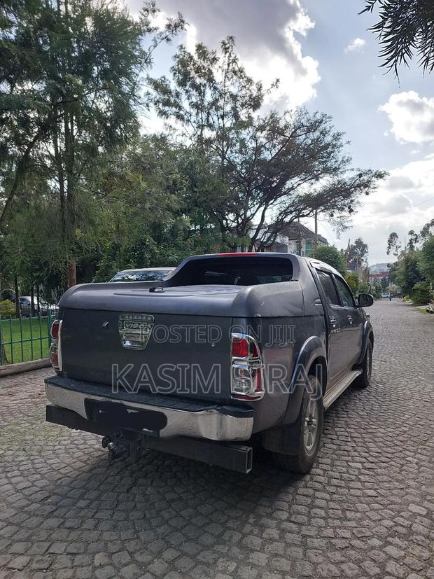 Toyota Hilux SR 4x4 2013 Gray