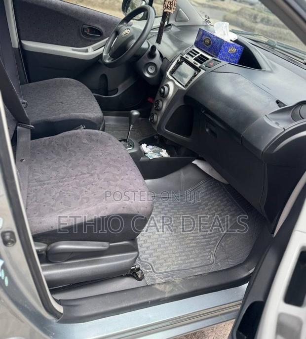 Toyota Yaris 2010 Silver