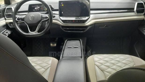 Volkswagen ID.6 2022 Gold