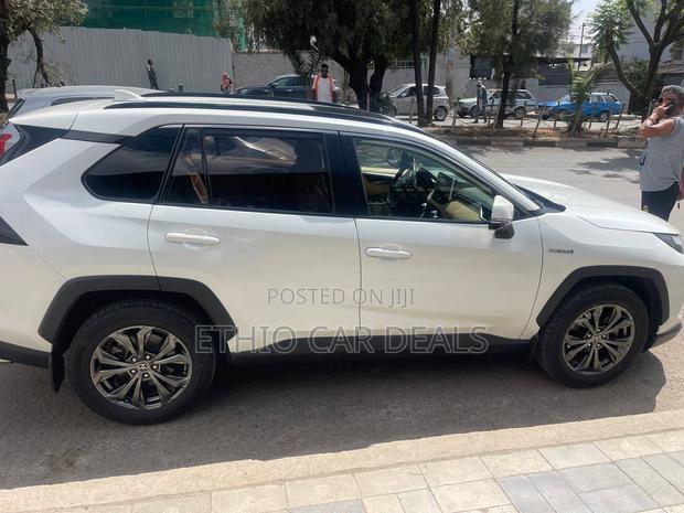 Toyota RAV4 2022 White