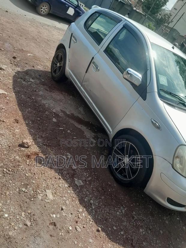 Toyota Vitz 2002 Silver