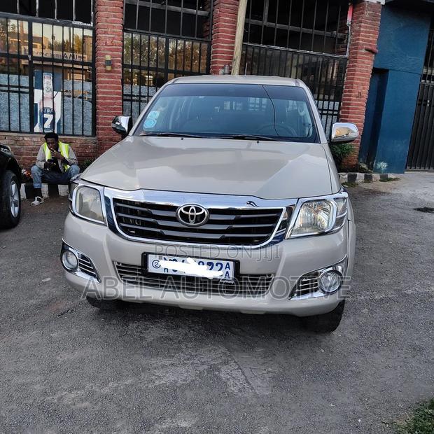 Toyota Hilux 2015 Gold
