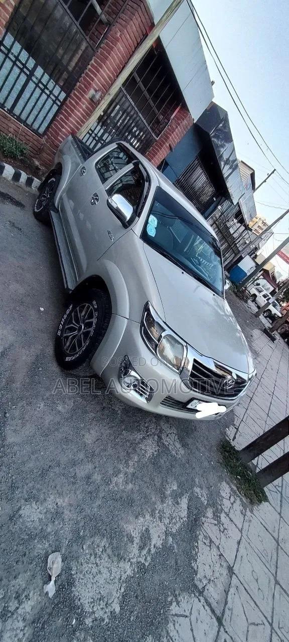 Toyota Hilux 2015 Gold