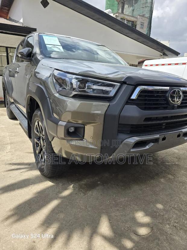 New Toyota Hilux 2025 Gray
