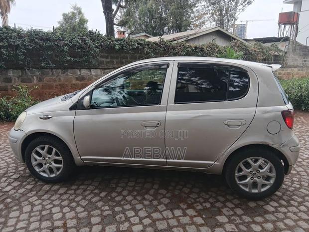 Toyota Vitz 2002 Silver
