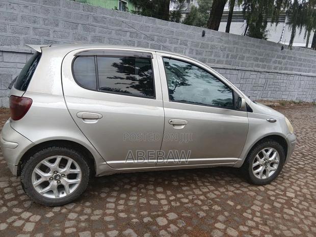 Toyota Vitz 2002 Silver
